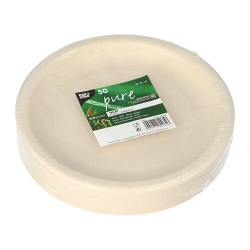Une pile d'assiettes jetables rondes et blanches fabriquées à partir de résidus agricoles provenant de PAPSTAR SARL, conditionné dans un emballage en film plastique muni d'une étiquette verte et blanche portant la mention « 50 pure » et les informations sur le produit.