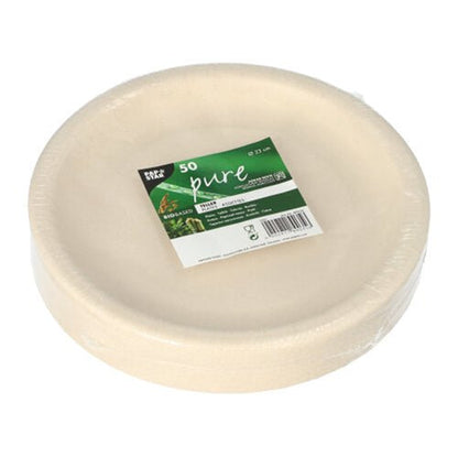Une pile d'assiettes jetables rondes et blanches fabriquées à partir de résidus agricoles provenant de PAPSTAR SARL, conditionné dans un emballage en film plastique muni d'une étiquette verte et blanche portant la mention « 50 pure » et les informations sur le produit.