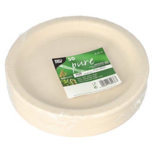 Une pile de 50 ronds blancs PAPSTAR Des assiettes « pure » fabriquées à partir de résidus agricoles, emballées dans du plastique et munies d'une étiquette verte sur laquelle figure la marque de la PAPSTAR GmbH ainsi que les symboles indiquant que les produits sont d'origine biologique, respectueux de l'environnement et compostables.