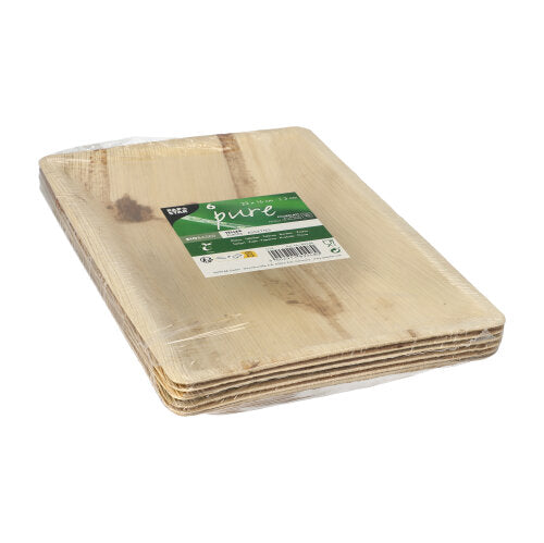 Ein Stapel PAPSTAR 6 Teller, Palmblatt „pure“ eckig natur von der PAPSTAR GmbH in transparenter Plastikfolie mit grün-weißem Etikett, bietet eine nachhaltige Geschirr-Lösung für umweltbewusste Anlässe.