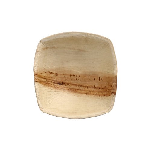 Une assiette carrée brun clair PAPSTAR 25 en feuille de palmier "pure" "QUADRATO" nature de PAPSTAR GmbH, avec des grains naturels et une bande horizontale plus foncée, biodégradable et écologique, sur fond blanc.