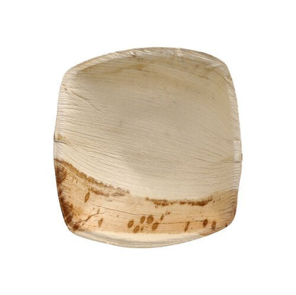 Le PAPSTAR 25 assiettes en feuille de palmier "pure" "QUADRATO" nature de la PAPSTAR GmbH est une assiette carrée en feuille de palmier naturelle claire avec un grain unique et une surface brun foncé, écologique et biodégradable, représentée vide sur un fond blanc.