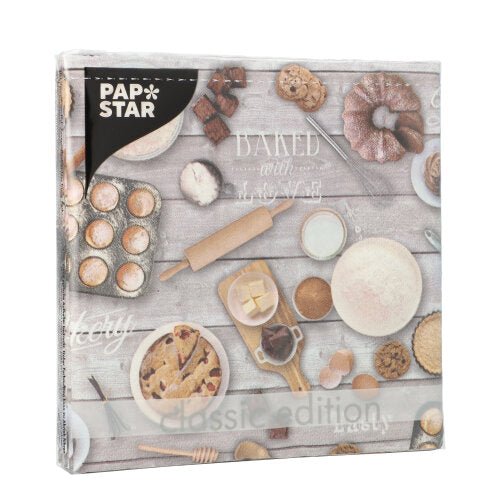 Les PAPSTAR 20 serviettes, 33x33 cm, 3 plis de PAPSTAR GmbH sont un Design Set 6 sur le thème de la pâtisserie avec des illustrations de pâtisseries et d'ingrédients sur une surface en bois clair.