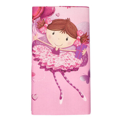 La PAPSTAR nappe en papier de haute qualité (120 x 180 cm) de PAPSTAR GmbH montre une fille souriante en tutu rose avec des ballons et un cadeau sur un fond rose – parfait pour une décoration de table élégante.
