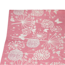 La nappe PAPSTAR de la société PAPSTAR (papier, 3 m x 1,2 m) présente un design rose avec des pissenlits blancs, des papillons et des fleurs sur un fond uni pour une touche élégante.