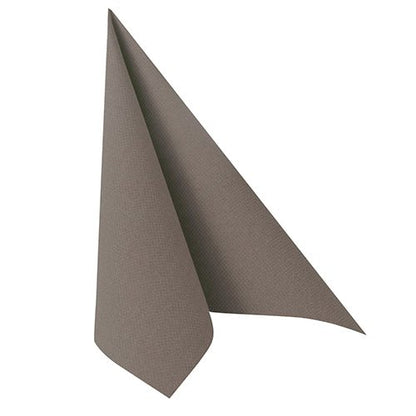 La serviette grise PAPSTAR 50 serviettes "ROYAL Collection" 1/4-pli 40 x 40 cm de PAPSTAR GmbH est pliée en forme de triangle, la structure élégante est légèrement visible sur les deux bords.