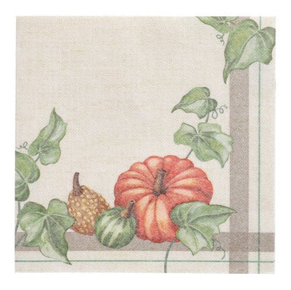 Les PAPSTAR 50 serviettes "ROYAL Collection" 40x40 cm de PAPSTAR GmbH présentent une citrouille imprimée, des citrouilles, des feuilles vertes dans un coin, une bordure à carreaux et un fond beige clair - parfait pour donner une touche d'élégance à chaque table.
