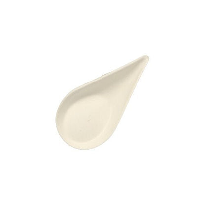 Le PAPSTAR 50 assiettes à amuse-bouches en canne à sucre blanche de PAPSTAR Le GmbH est petit, de couleur crème et en forme de goutte, avec un creux peu profond – idéal pour servir des amuse-bouches de manière écologique.
