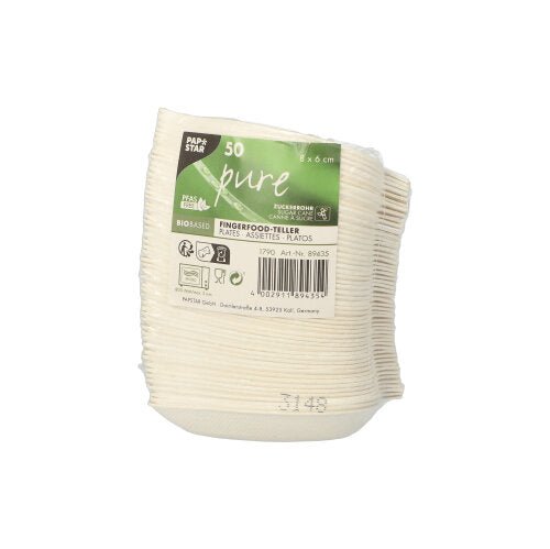 Une pile de 50 petits objets blancs PAPSTAR Des assiettes à amuse-bouches en canne à sucre « pure », biodégradables, emballées dans du plastique et accompagnées d'informations sur le recyclage ainsi que des mentions « Bio-based » et « respectueuses de l'environnement » de la part de la PAPSTAR SARL.
