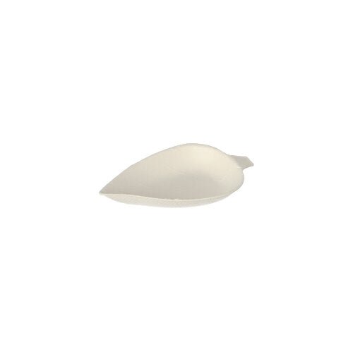 Le PAPSTAR 50 assiettes à amuse-bouches en canne à sucre blanche, biodégradables, en forme de feuille et dotées d'un rebord légèrement surélevé – photographiées en plongée oblique sur fond blanc. Marque : PAPSTAR SARL.