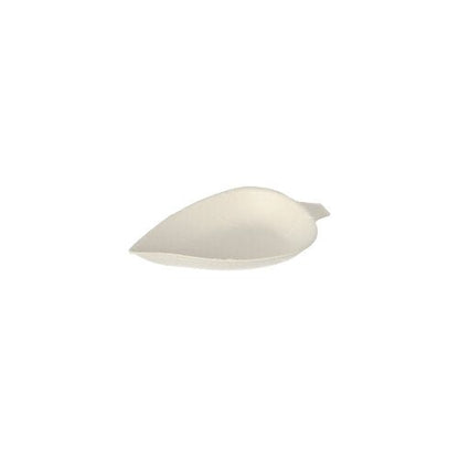 Le PAPSTAR 50 assiettes à amuse-bouches en canne à sucre blanche, biodégradables, en forme de feuille et dotées d'un rebord légèrement surélevé – photographiées en plongée oblique sur fond blanc. Marque : PAPSTAR SARL.