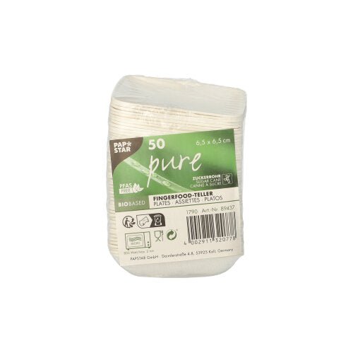 Un paquet contenant 50 unités PAPSTAR Assiettes « pure » pour amuse-bouches en canne à sucre (6,5 x 6,5 cm), biodégradables, blanches. Les étiquettes vertes et blanches des PAPSTAR GmbH présente les détails du produit et les symboles écologiques.
