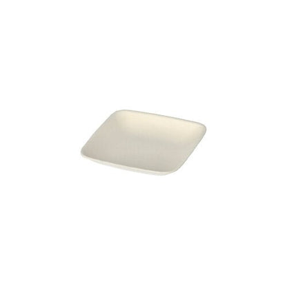 Le «PAPSTAR 50 assiettes à amuse-bouches, « pure » blanche en canne à sucre » de la PAPSTAR GmbH est une assiette carrée, sobre, de couleur crème, dotée d'un rebord légèrement surélevé, fabriquée à partir de canne à sucre biodégradable, photographiée sur fond blanc.