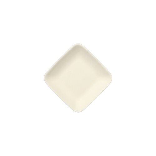Le PAPSTAR plateau de fingerfood carré en canne à sucre "pure", 6,5 cm, blanc (12 pièces), est placé en diagonale sur un fond blanc - un choix durable pour de la vaisselle jetable ou comme plateau de fingerfood.