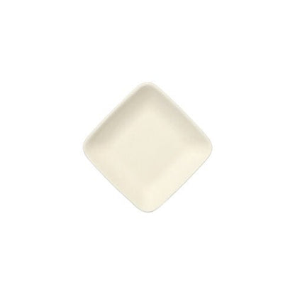Le PAPSTAR plateau de fingerfood carré en canne à sucre "pure", 6,5 cm, blanc (12 pièces), est placé en diagonale sur un fond blanc - un choix durable pour de la vaisselle jetable ou comme plateau de fingerfood.