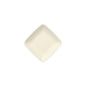 Le PAPSTAR plateau de fingerfood carré en canne à sucre "pure", 6,5 cm, blanc (12 pièces), est placé en diagonale sur un fond blanc - un choix durable pour de la vaisselle jetable ou comme plateau de fingerfood.