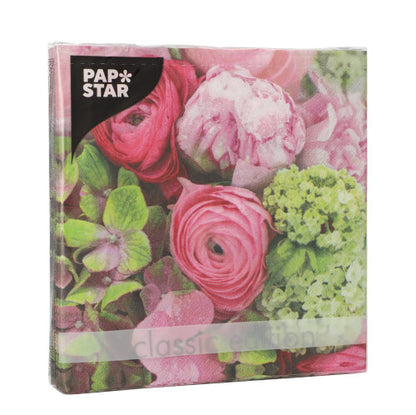 Un paquet de PAPSTAR 20 serviettes, 33 x 33 cm, 3 plis, 1/4 pli de PAPSTAR GmbH avec un design floral en rose et vert avec des roses et des hortensias. L'emballage est partiellement transparent avec l'inscription "classic edition" visible.