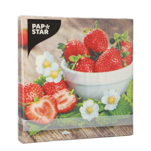 Une pile de PAPSTAR 20 serviettes, 33x33cm, 3 plis de PAPSTAR GmbH, Set 2 : Fraises fraîches - entières et tranchées - avec des fleurs et des feuilles vertes autour d'un bol blanc sur une surface en bois.