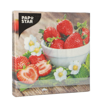 Une pile de PAPSTAR 20 serviettes, 33x33cm, 3 plis de PAPSTAR GmbH, Set 2 : Fraises fraîches - entières et tranchées - avec des fleurs et des feuilles vertes autour d'un bol blanc sur une surface en bois.
