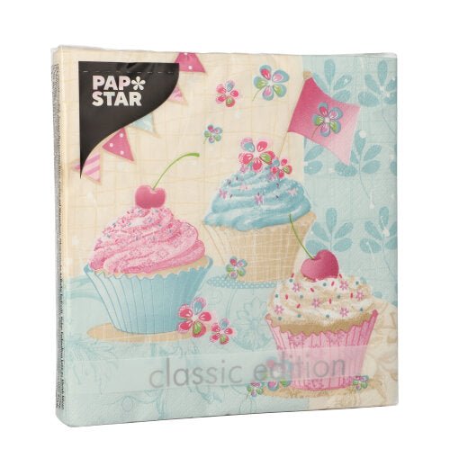 Un paquet de 20 PAPSTAR serviettes, 33x33 cm, 3 plis, plié en 1/4 du Design Set 6 de PAPSTAR GmbH, montre des cupcakes, des cerises, des fleurs et des fanions sur un fond bleu clair-beige.