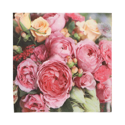 Gros plan des 20 serviettes PAPSTAR, 33x33 cm, 3 plis de PAPSTAR GmbH, avec un imprimé floral dans des tons roses et pêche avec des roses et des renoncules avec des feuilles vertes ; en matériau doux et de haute qualité.