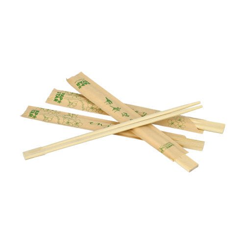 Plusieurs paires de baguettes en bambou "pures" de PAPSTAR GmbH, 21 cm, chacune emballée individuellement dans du film plastique, sont étalées sur un fond blanc ; certaines paires ont des manches avec des motifs verts et du texte.