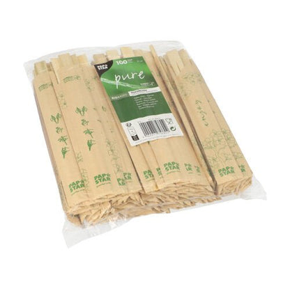 Un sac en plastique transparent de PAPSTAR GmbH contient 100 paires de baguettes en bambou "pures" (21 cm), chacune emballée individuellement dans du film plastique. L'étiquette vert et blanc montre des informations sur le produit, un code-barres et le nom de la marque.