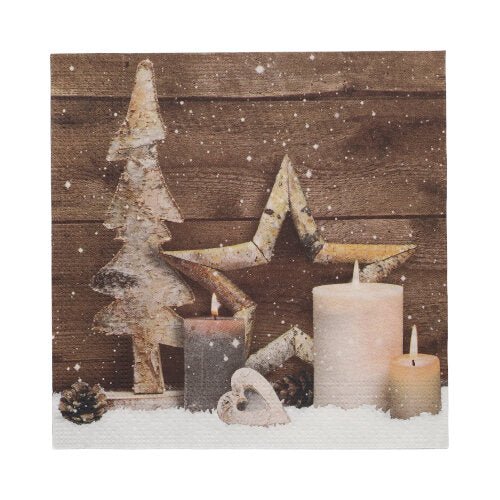 Trois bougies allumées, un arbre en bois, des décorations en forme d'étoile et de cœur, des pommes de pin et PAPSTAR 20 serviettes 33x33 cm 3 plis 1/4 pli design set 5 de PAPSTAR GmbH sont présentées sur de la neige artificielle avec un effet de chute de neige légère.