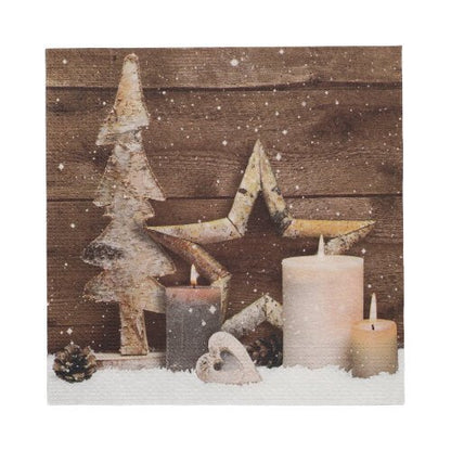 Trois bougies allumées, un arbre en bois, des décorations en forme d'étoile et de cœur, des pommes de pin et PAPSTAR 20 serviettes 33x33 cm 3 plis 1/4 pli design set 5 de PAPSTAR GmbH sont présentées sur de la neige artificielle avec un effet de chute de neige légère.