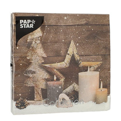 Les 20 serviettes PAPSTAR GmbH, 33x33 cm, 3 plis, set 5 présentent un design hivernal rustique avec des bougies et des décorations en bois - durables et décoratives pour des occasions festives.