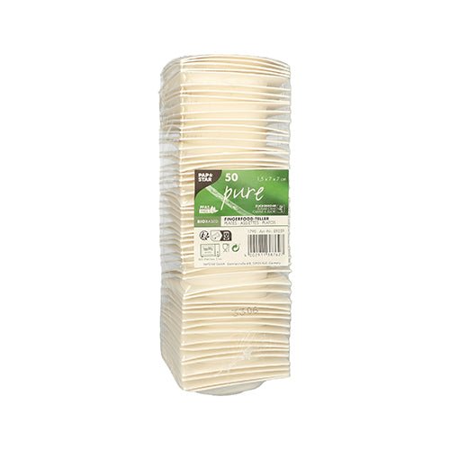 Un lot de 50 PAPSTAR Assiette à amuse-bouches en canne à sucre « pure » blanche de PAPSTAR Le produit « GmbH » est emballé dans du plastique ; l'étiquette verte et blanche fournit des informations sur le produit et indique qu'il est biodégradable.