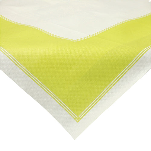 Un gros plan de la nappe Starpak 20 napperons (80x80 cm) de la ligne « soft selection plus » en non-tissé semblable à du tissu avec une large bordure jaune et deux fines lignes blanches au bord. Le coin est visible.
