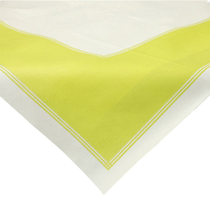 Un gros plan de la nappe Starpak 20 napperons (80x80 cm) de la ligne « soft selection plus » en non-tissé semblable à du tissu avec une large bordure jaune et deux fines lignes blanches au bord. Le coin est visible.