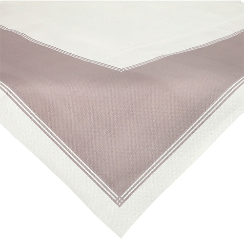 Une nappe Starpak 20 napperons, 80x80 cm, semblable à du tissu, de la collection en non-tissé « soft selection plus » – blanche avec une bordure taupe et des doubles bandes blanches – illustrée drapée sur un coin de table.