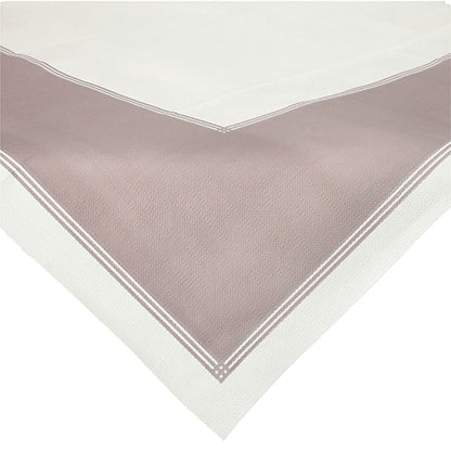 Une nappe Starpak 20 napperons, 80x80 cm, semblable à du tissu, de la collection en non-tissé « soft selection plus » – blanche avec une bordure taupe et des doubles bandes blanches – illustrée drapée sur un coin de table.