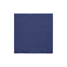 Abgebildet ist ein quadratisches Muster von PAPSTAR GmbH Servietten 1/4-Falz, 24x24 cm in dunkelblau aus der "DAILY Collection" (20 Stück) mit Folienveredelung vor weißem Hintergrund.