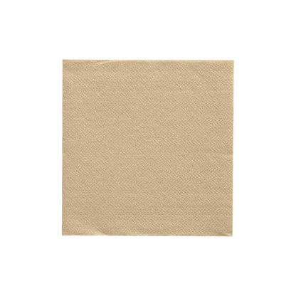 La serviette unie et carrée "PAPSTAR serviettes pliage 1/4, 24x24 cm sable" de la DAILY Collection (20 pièces) de la société PAPSTAR GmbH est placée au centre sur un fond blanc et présente un motif discret et structuré sans design ou logo visible.