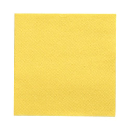 Une PAPSTAR 20 serviettes "DAILY Collection" 1/4-pli (32x32 cm) serviette de PAPSTAR GmbH, en jaune avec un motif de structure discret et des bords droits, est à plat sur fond blanc – parfait pour une décoration de table élégante.