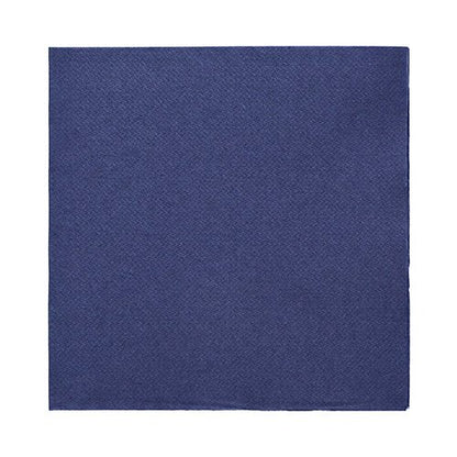 Les 20 serviettes "DAILY Collection" 1/4 pli, 32x32 cm, de PAPSTAR GmbH se présentent en bleu foncé simple avec une structure simple et des bords droits - idéal pour toute décoration de table, présentées sur un fond blanc.