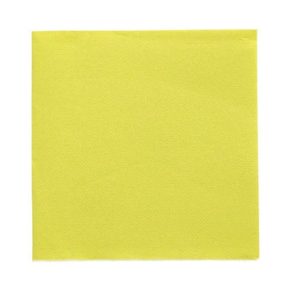 Les 20 serviettes "DAILY Collection" (1/4-pli, 32x32 cm) de PAPSTAR GmbH en jaune se présentent sur fond blanc – idéales pour apporter de la couleur à votre décoration de table.