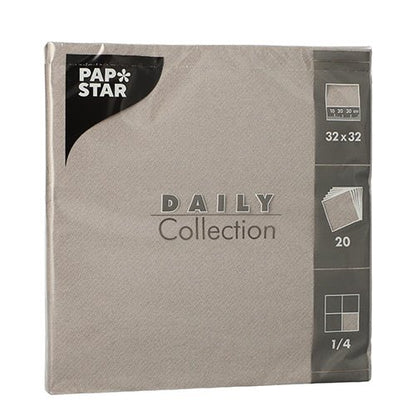 Les 20 serviettes "DAILY Collection" (32x32 cm, 1/4-pli) de PAPSTAR GmbH sont présentées dans un emballage élégant de couleur brun clair avec du texte argenté et blanc, parfait pour une décoration de table élégante.