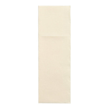 Sur un fond blanc simple, une serviette PAPSTAR 50 serviettes « DAILY Collection » non pliée (48 x 30 cm, pli pour couverts) de la PAPSTAR GmbH est représentée.