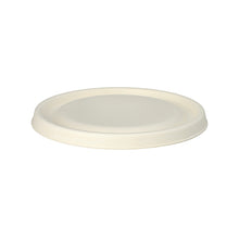 Une assiette jetable simple, ronde et blanche sur fond blanc - parfaite à combiner avec PAPSTAR couvercle pour bols en canne à sucre Ø 17 cm, blanc, "pure" (25 pièces) de PAPSTAR GmbH pour plus de confort et de durabilité.