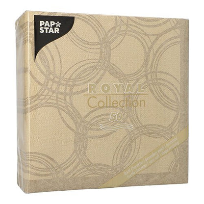 Un paquet beige PAPSTAR GmbH 50 serviettes "ROYAL Collection" pliage 1/4 40 x 40 cm sable, avec des cercles dorés élégants et le numéro 50 - des serviettes de haute qualité idéales pour des occasions spéciales.