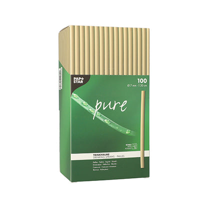 Une boîte rectangulaire verte de PAPSTAR GmbH avec l'inscription "pure" contient 100 pailles en roseau écologiques (Ø 7 mm, 20 cm) avec un motif de bambou et une écriture vert-blanc. L'emballage souligne leur qualité biodégradable.