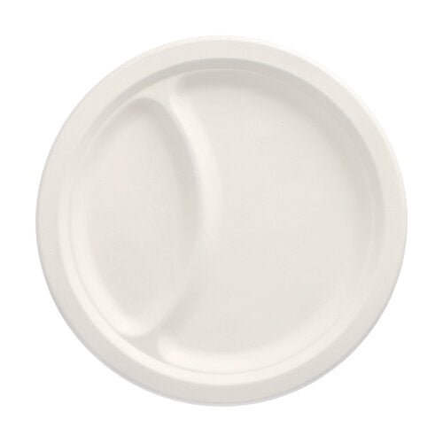 L'assiette PAPSTAR 50 en canne à sucre « pure » blanche de PAPSTAR GmbH est une assiette jetable blanche durable avec deux compartiments séparés et est faite de canne à sucre ; vue de dessus sur un fond simple.