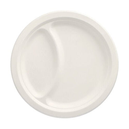 L'assiette PAPSTAR 50 en canne à sucre « pure » blanche de PAPSTAR GmbH est une assiette jetable blanche durable avec deux compartiments séparés et est faite de canne à sucre ; vue de dessus sur un fond simple.
