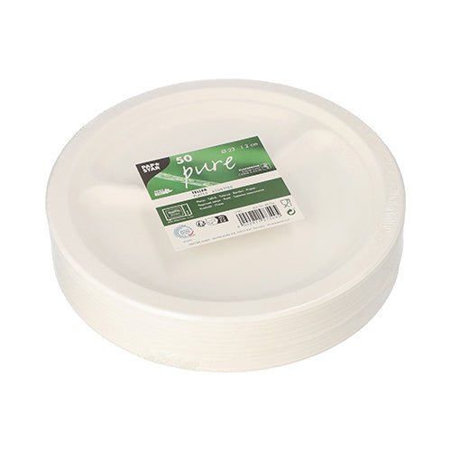 Une pile d'assiettes jetables rondes, blanches « pure » de PAPSTAR GmbH 50 assiettes en canne à sucre avec trois compartiments, enveloppée dans du film avec une étiquette « 50 Pure » vert-blanc et des symboles environnementaux.