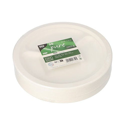 Une pile d'assiettes jetables rondes, blanches « pure » de PAPSTAR GmbH 50 assiettes en canne à sucre avec trois compartiments, enveloppée dans du film avec une étiquette « 50 Pure » vert-blanc et des symboles environnementaux.