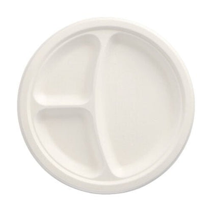 L'assiette ronde, blanche PAPSTAR 50 assiettes en canne à sucre « pure » de PAPSTAR GmbH a trois compartiments de tailles différentes – durable et pratique pour toute occasion, vue de dessus sur fond neutre.